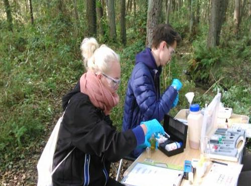 Bio-Leistungskurse analysieren die Wasserqualität des Schwarzbaches in Bottrop-Kirchhellen