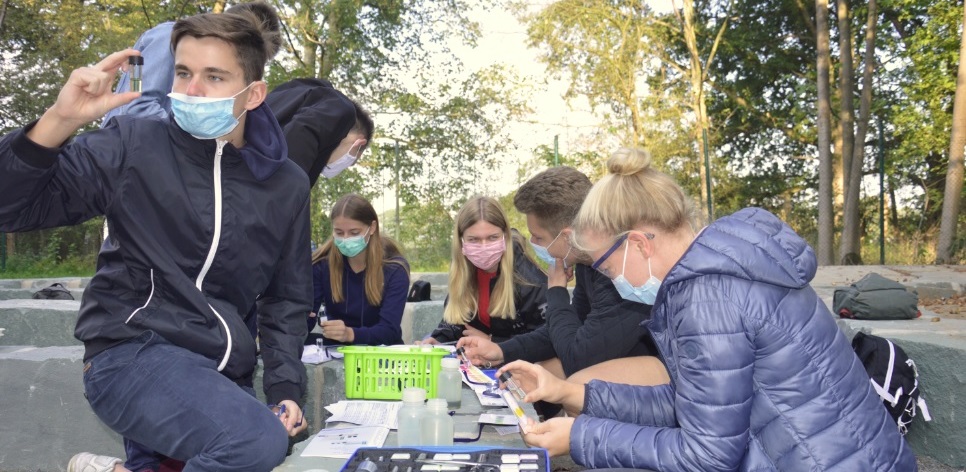 Biologie-LK untersucht die Stever im „Blauen Klassenzimmer“