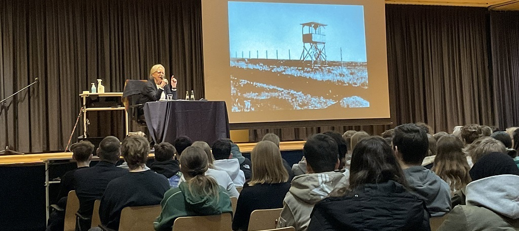 „Niemand von euch ist schuldig!“ – Holocaustüberlebende Eva Weyl macht ihre Zuhörerschaft zu „Zweitzeugen“