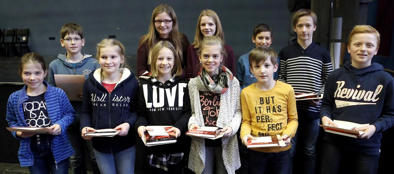 11 Schüler des Joseph-König Gymnasiums nahmen ihre Zertifikate der Mathe Olympiade im Marler Loekamp-Gymnasium entgegen.