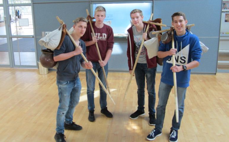 Das Germanenbild der Römer hinterfragt: EF-Schüler forschen im Römermuseum