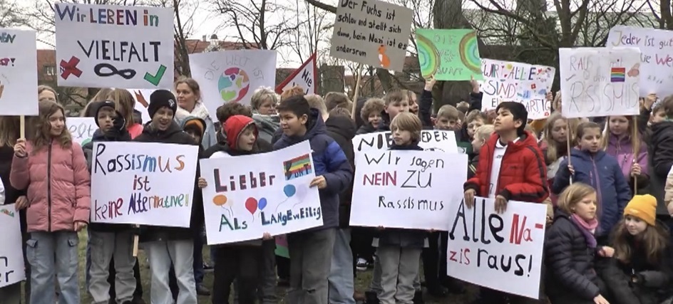 Schülerinnen und Schüler setzen Zeichen für Vielfalt und Demokratie